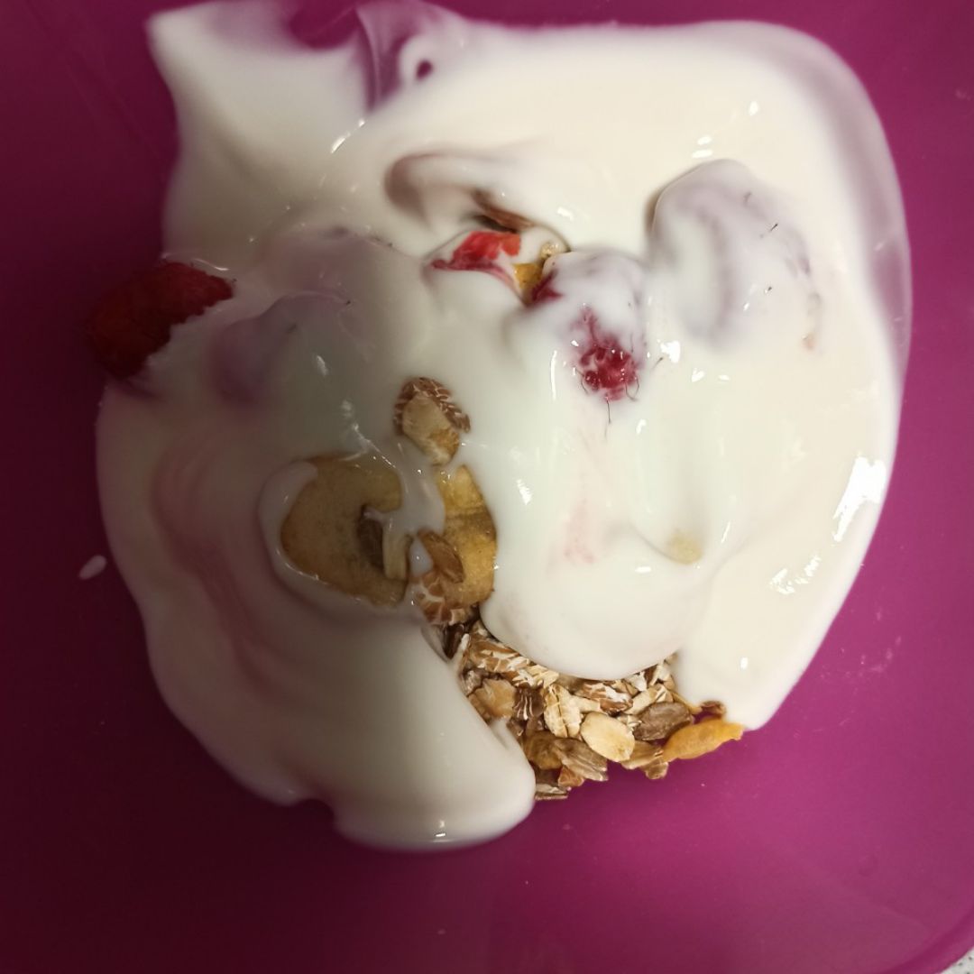 Yogur, frambuesas muesli