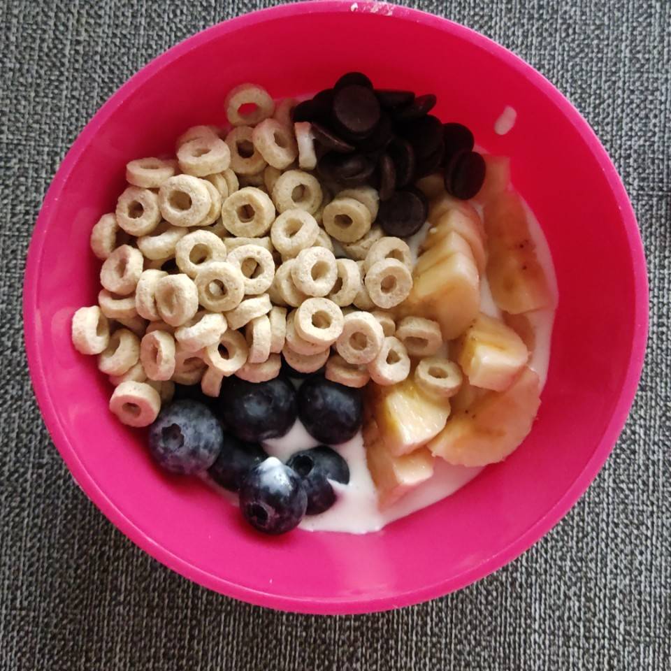 Queso batido con plátano, arándanos y cereales de avena Queso batido con plátano, arándanos y cereales de avena