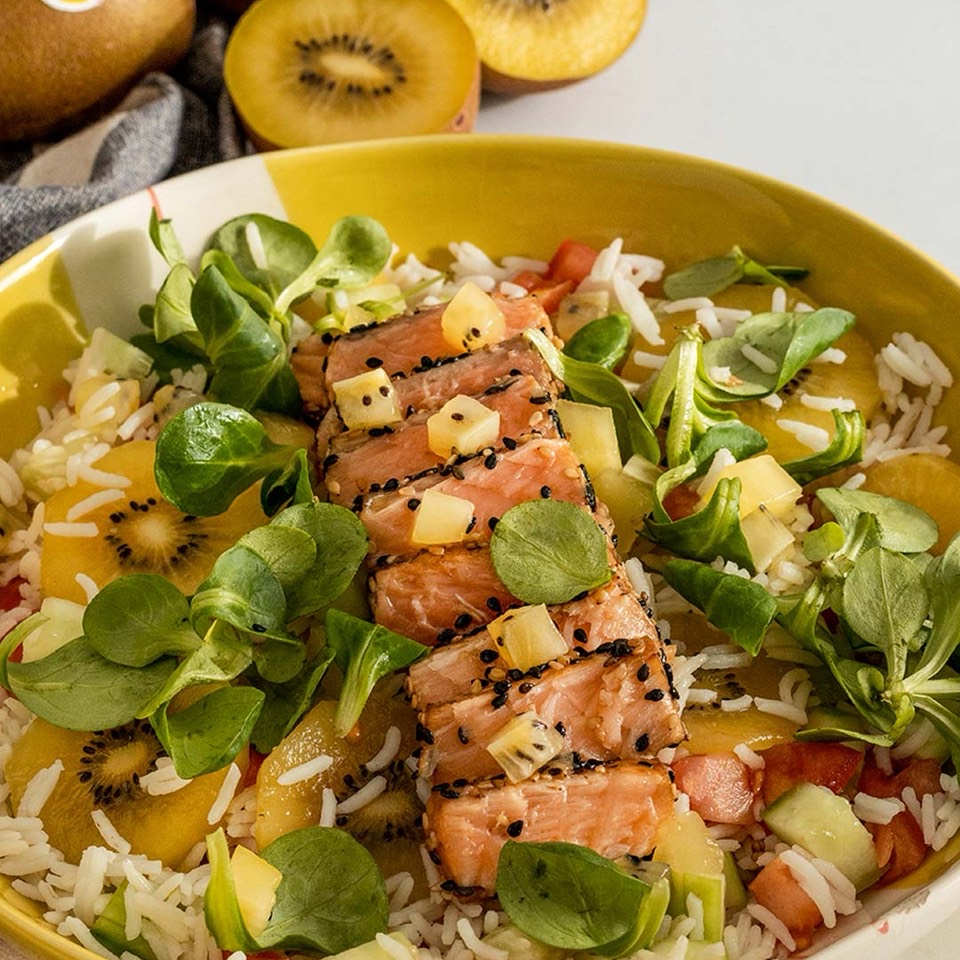 ENSALADA DE ARROZ, KIWI Y TATAKI DE SALMON