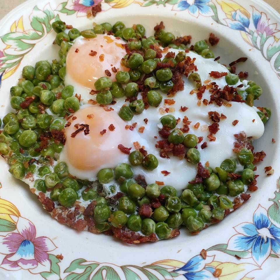 Guisantes con jamón y huevo