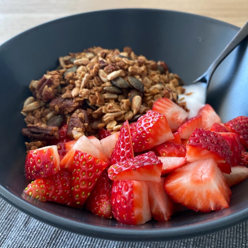 Bowl de fresas y yogur de coco