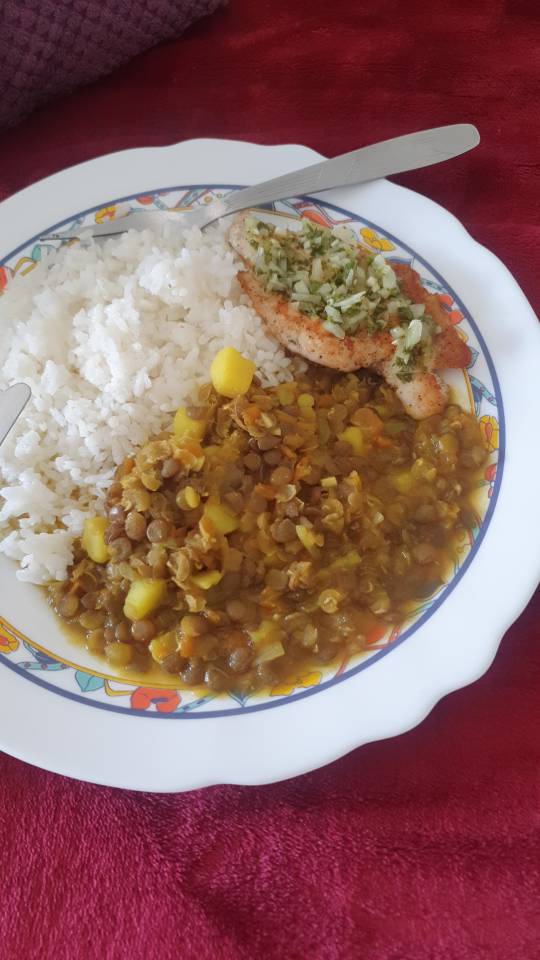 Arroz con lentejas y filete de pollo con picadillo. Arroz con lentejas y filete de pollo con picadillo.