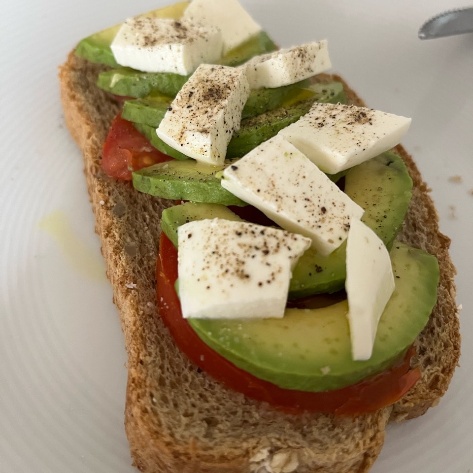 Tostada con aguacate, tomate y queso fresco Tostada con aguacate, tomate y queso fresco