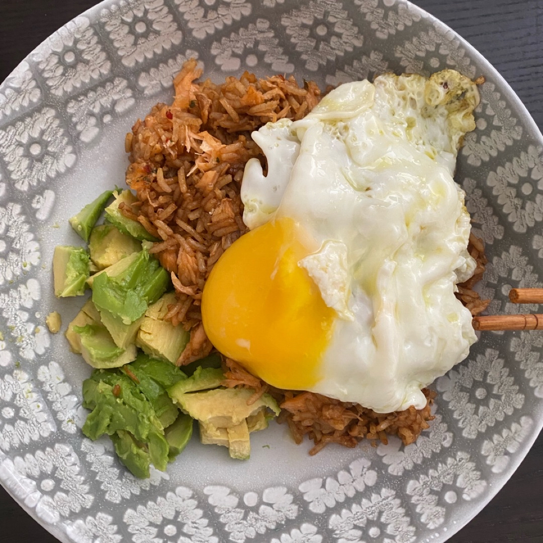 Arroz con salmón estilo asiático