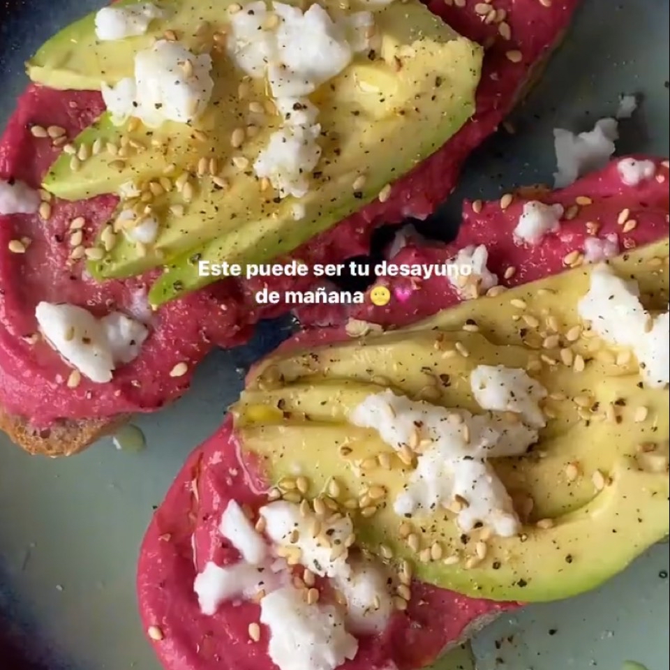 Tostadas con hummus de remolacha