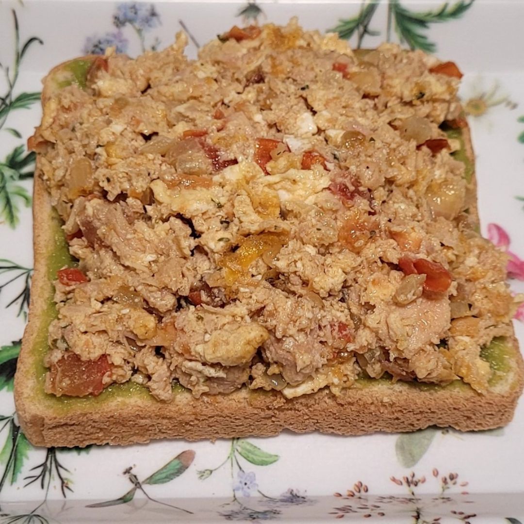 Revuelto de huevos con atún y tomate Revuelto de huevos con atún y tomate