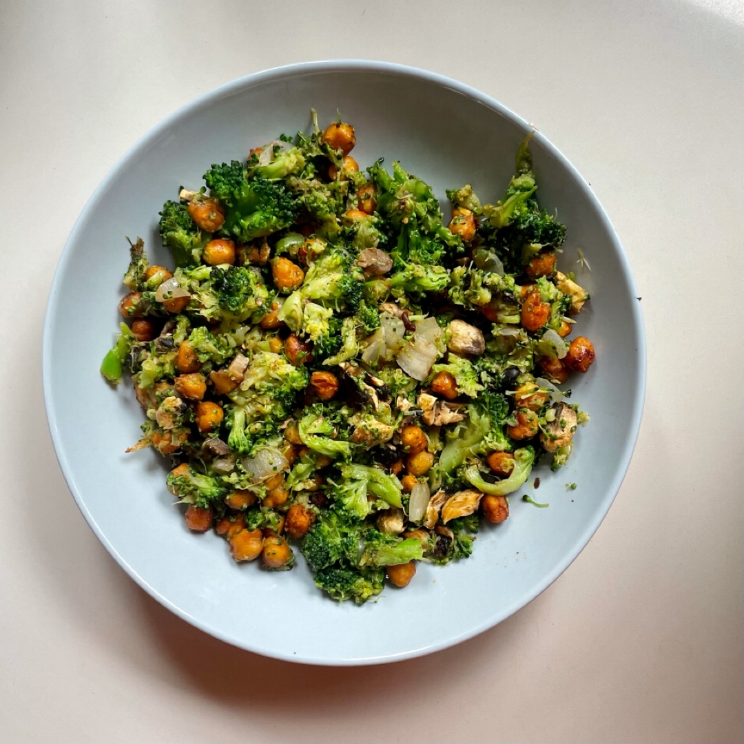 Brócoli con garbanzos crujientes 