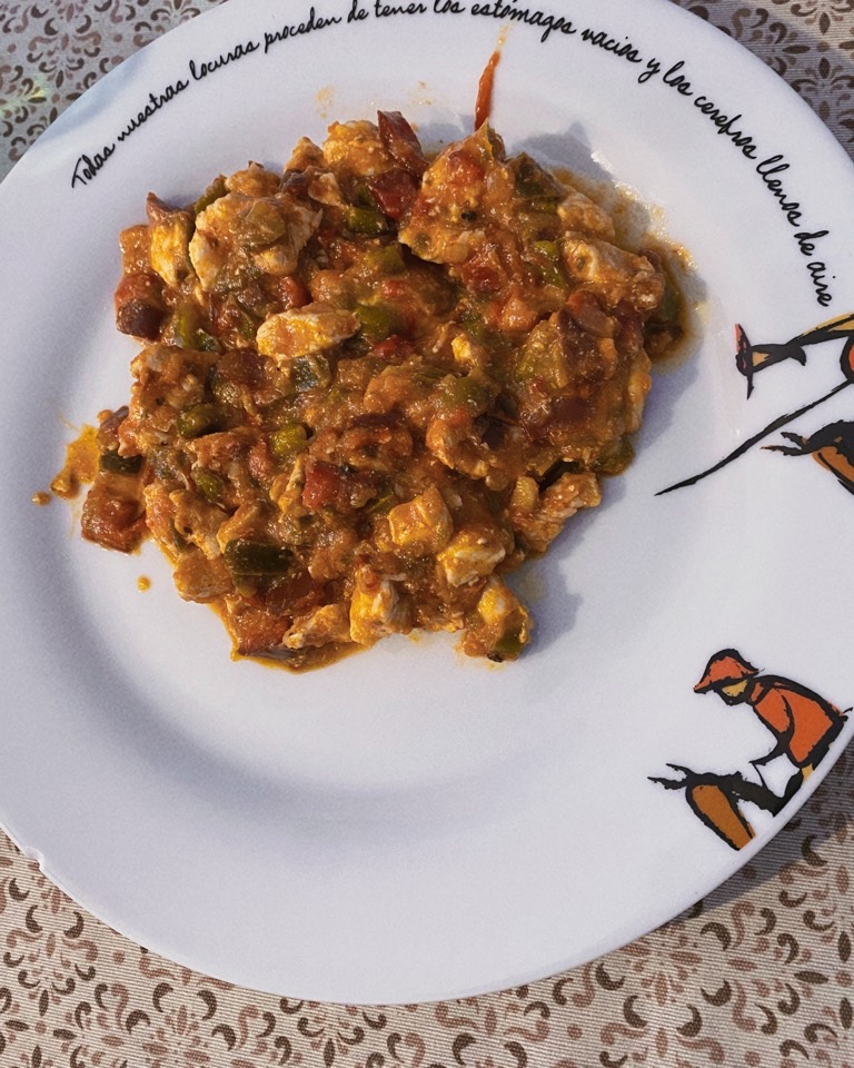 Pollo en salsa de tomate y queso. Pollo en salsa de tomate y queso.