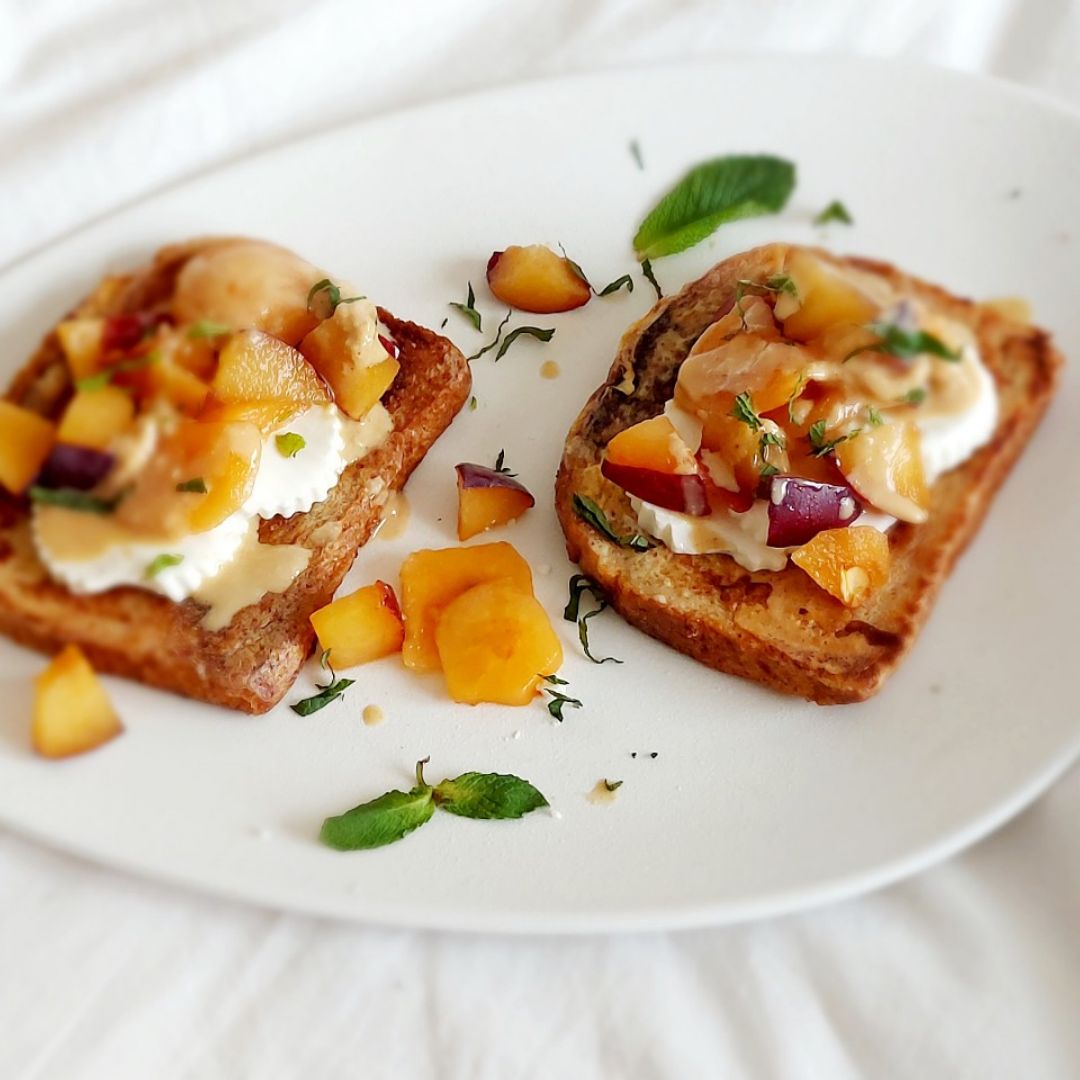 Tostadas francesas con fruta, queso fresco y hierbabuena 