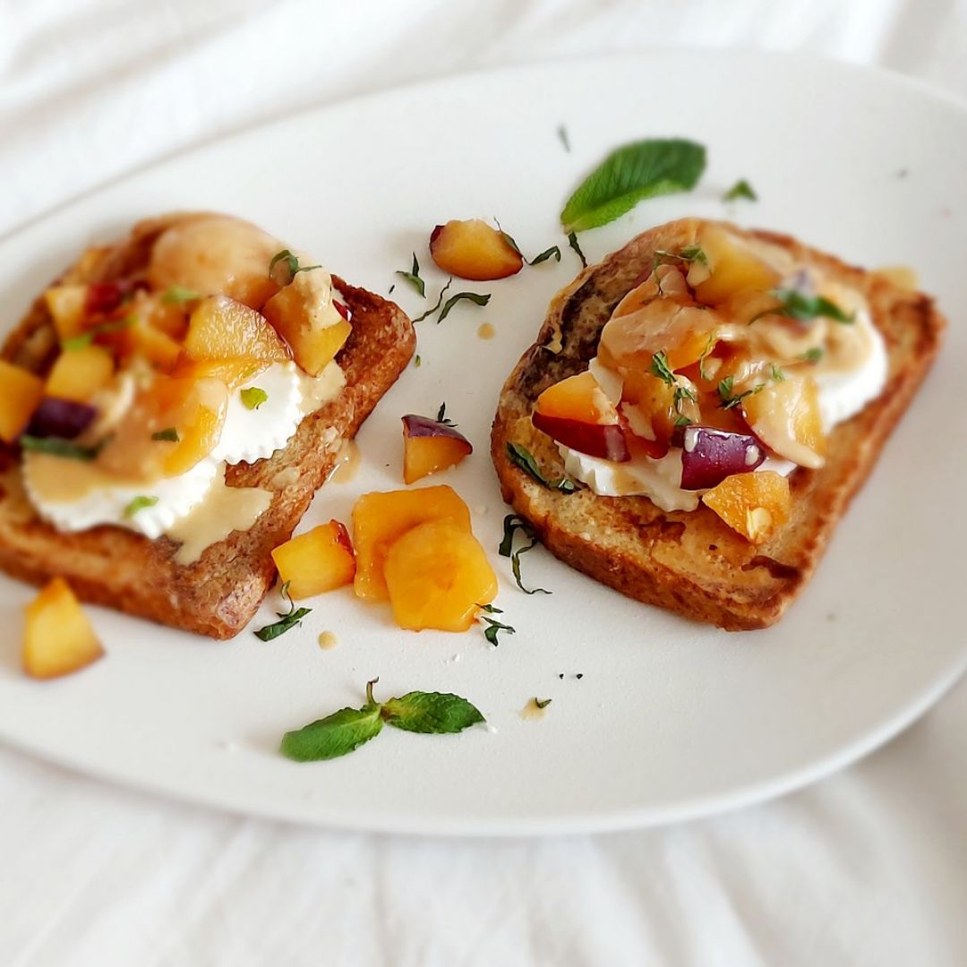 Tostadas francesas con fruta, queso fresco y hierbabuena  Paso 2