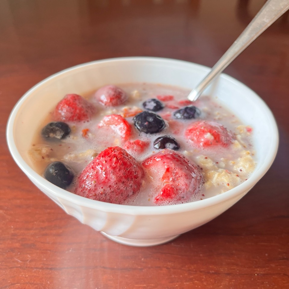Overnight oats con fresas, bayas de goji y arándanos Overnight oats con fresas, bayas de goji y arándanos