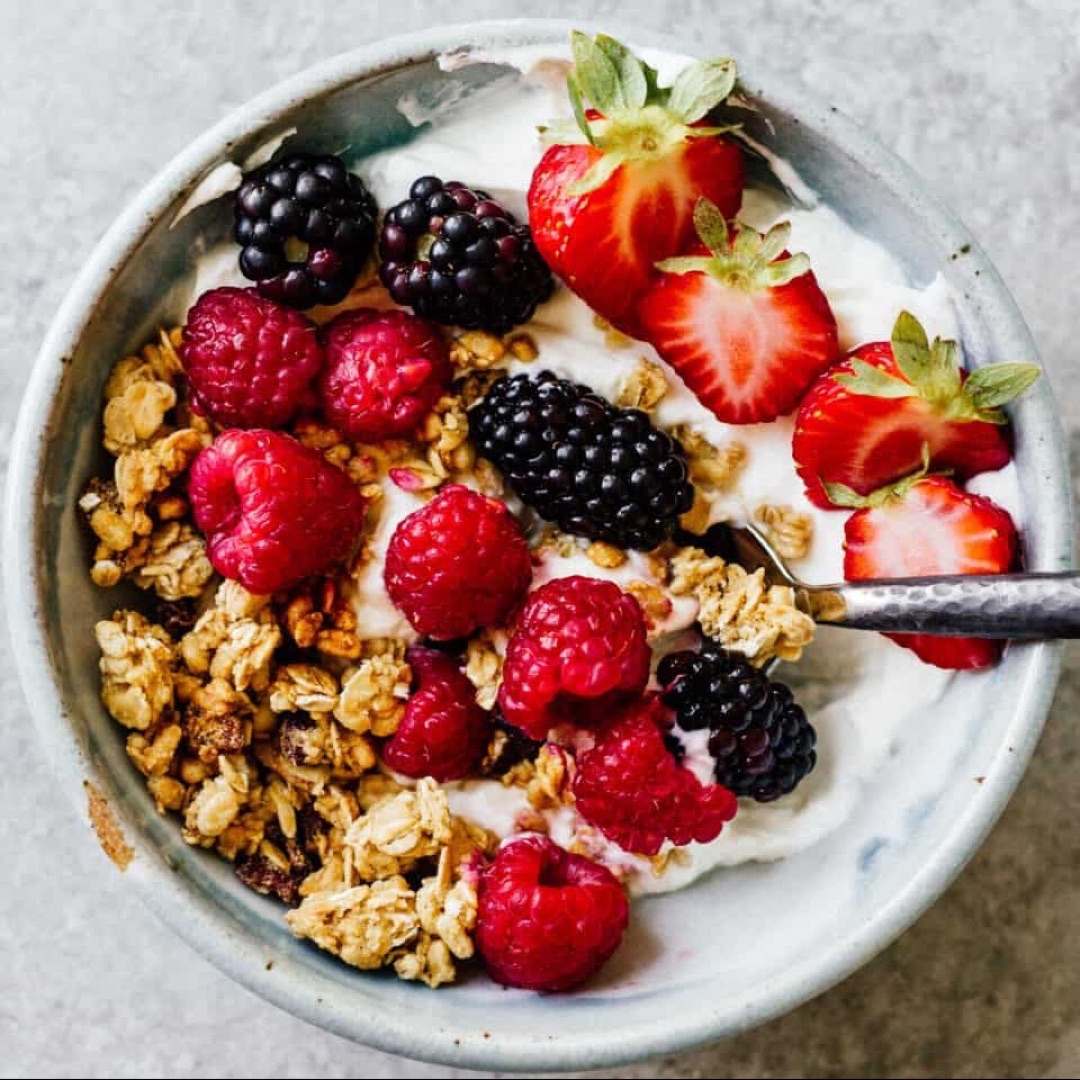 Yogurt, frutas del bosque y cruesly Yogurt, frutas del bosque y cruesly