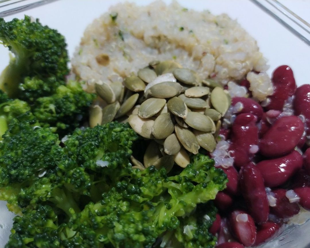 Bowl de brocoli, quinoa, alubias rojas y semillas de calabaza