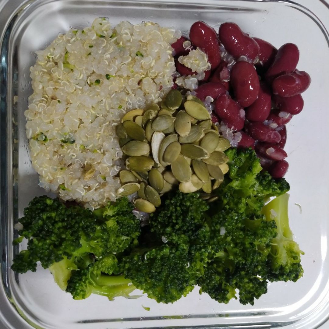 Bowl de brocoli, quinoa, alubias rojas y semillas de calabaza Paso 5