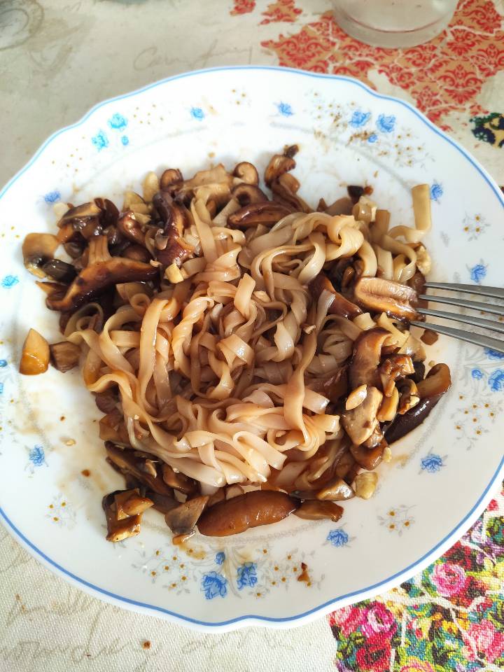 Tallarines de arroz con shitake y champiñones Tallarines de arroz con shitake y champiñones
