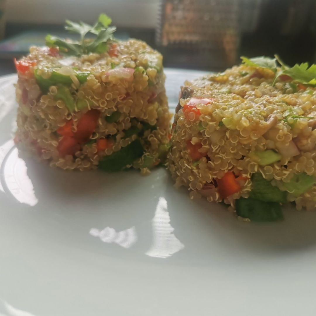 Ensalada de quinoa fresquita. 🍋🥑🍅