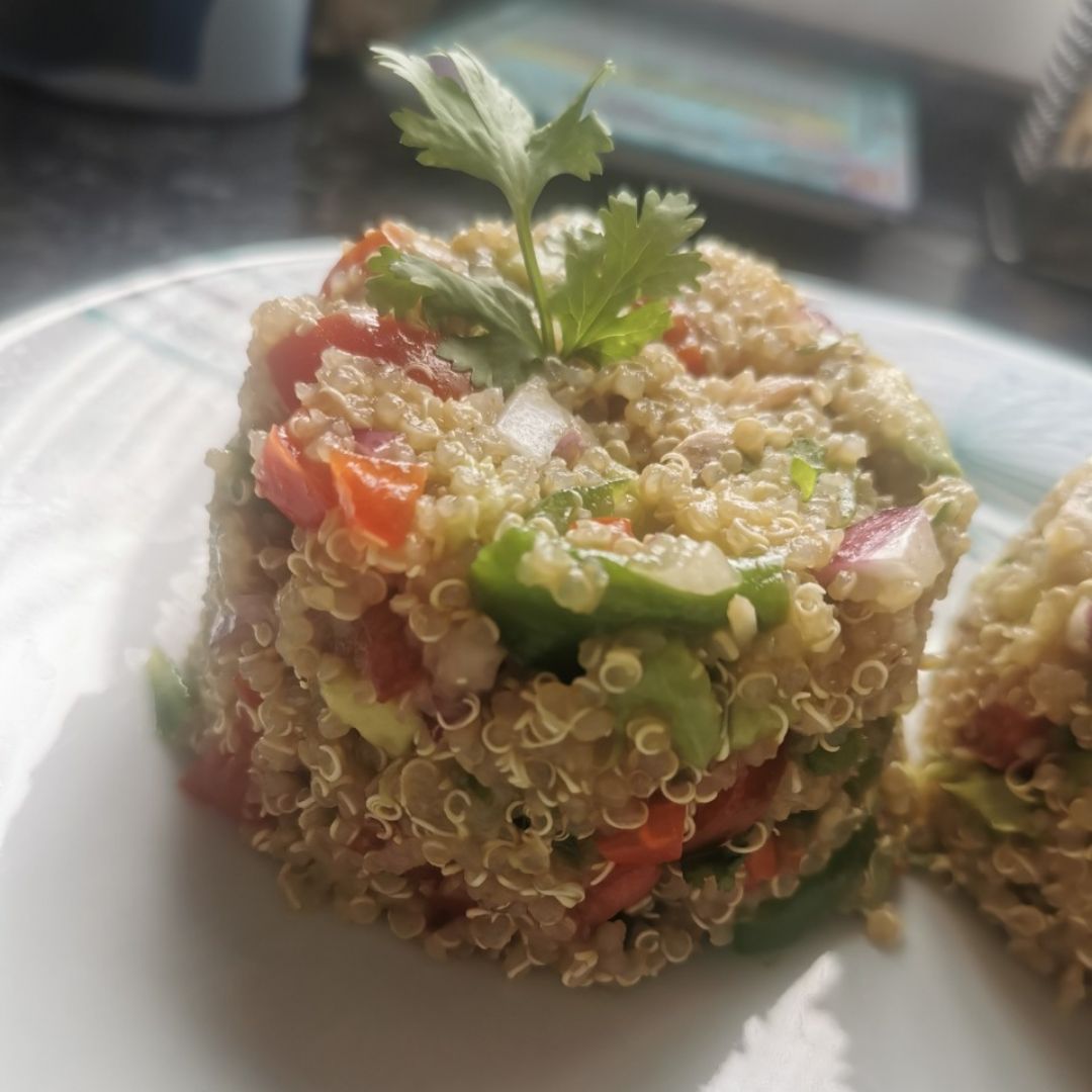 Ensalada de quinoa fresquita. 🍋🥑🍅