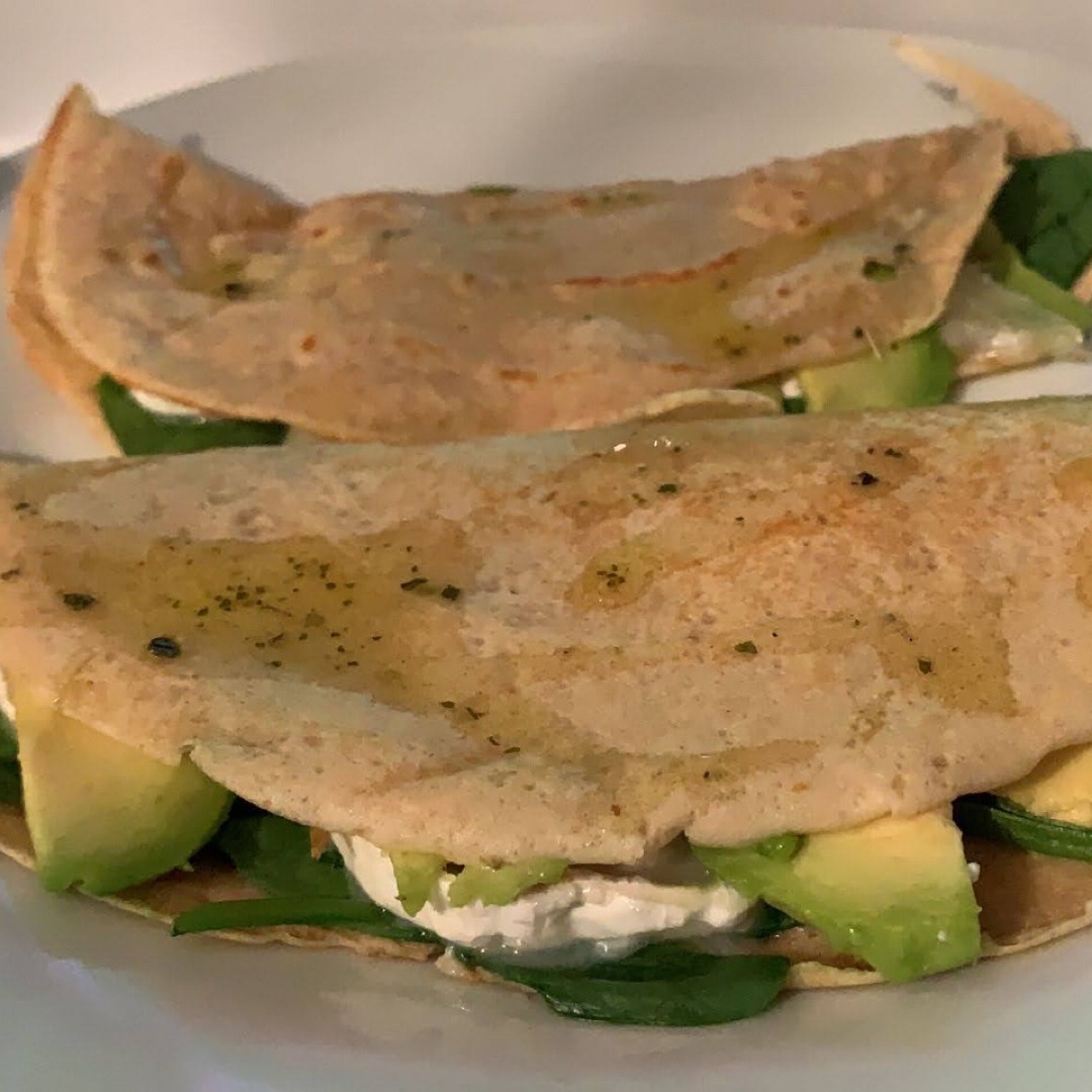 Crêpes aguacate, cebolla caramelizada y queso de cabra Crêpes aguacate, cebolla caramelizada y queso de cabra