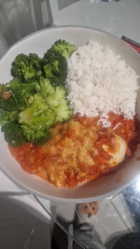 Pollo gratinado con salsa de tomate, brocoli y arroz basmati Pollo gratinado con salsa de tomate, brocoli y arroz basmati