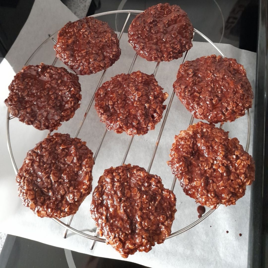 Galletas de plátano, avena y coco rallado. Cobertura cacao 85% 