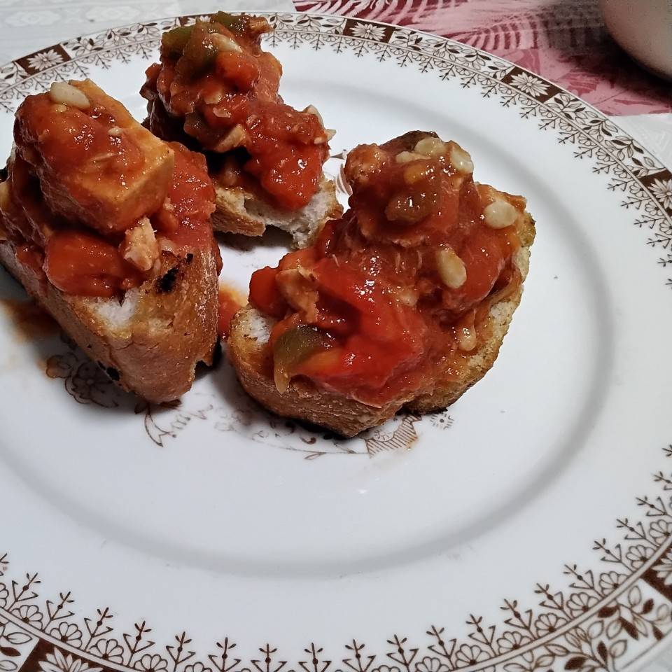 Tostás de atún con pimientos