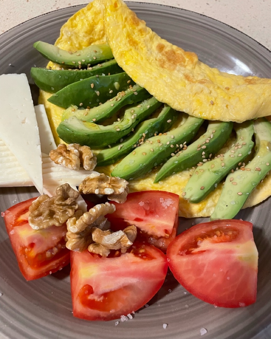 Tortilla francesa con aguacate y tomate 🤭 Tortilla francesa con aguacate y tomate 🤭
