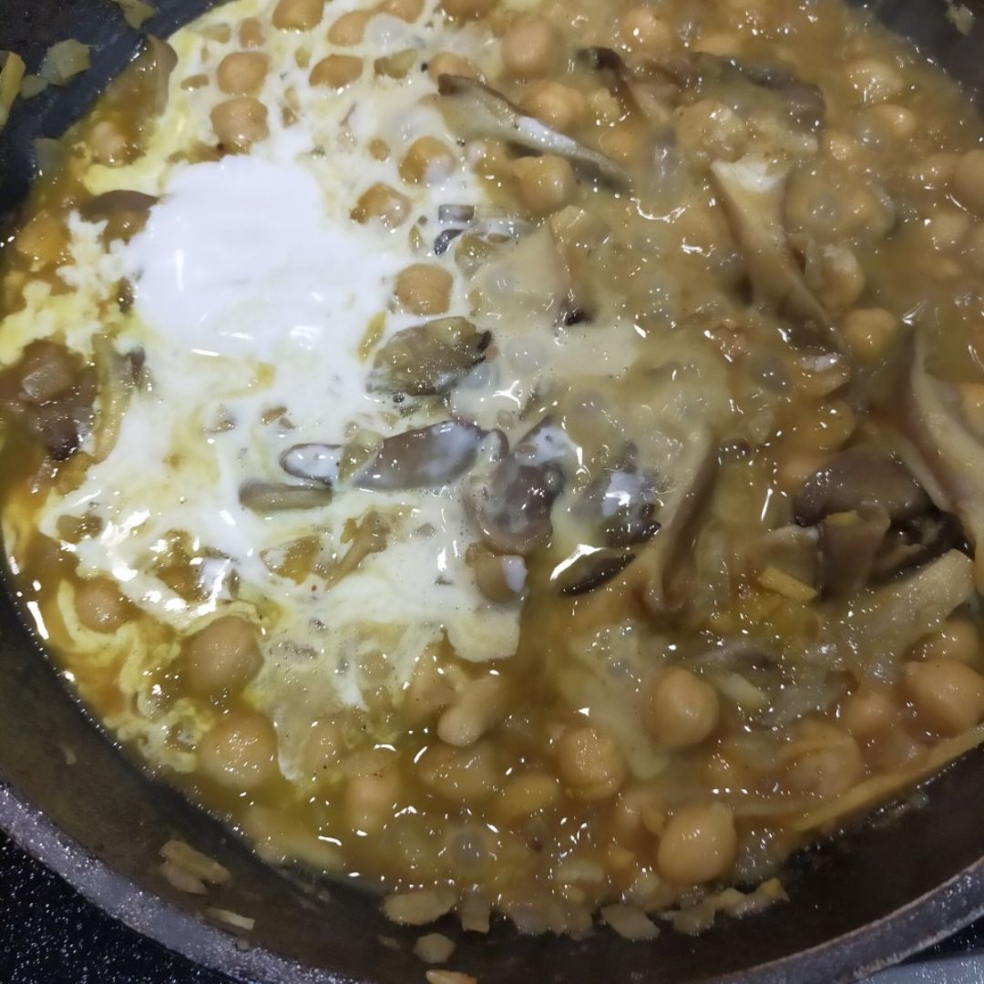 Curry de garbanzos y setas con huevoStep 0