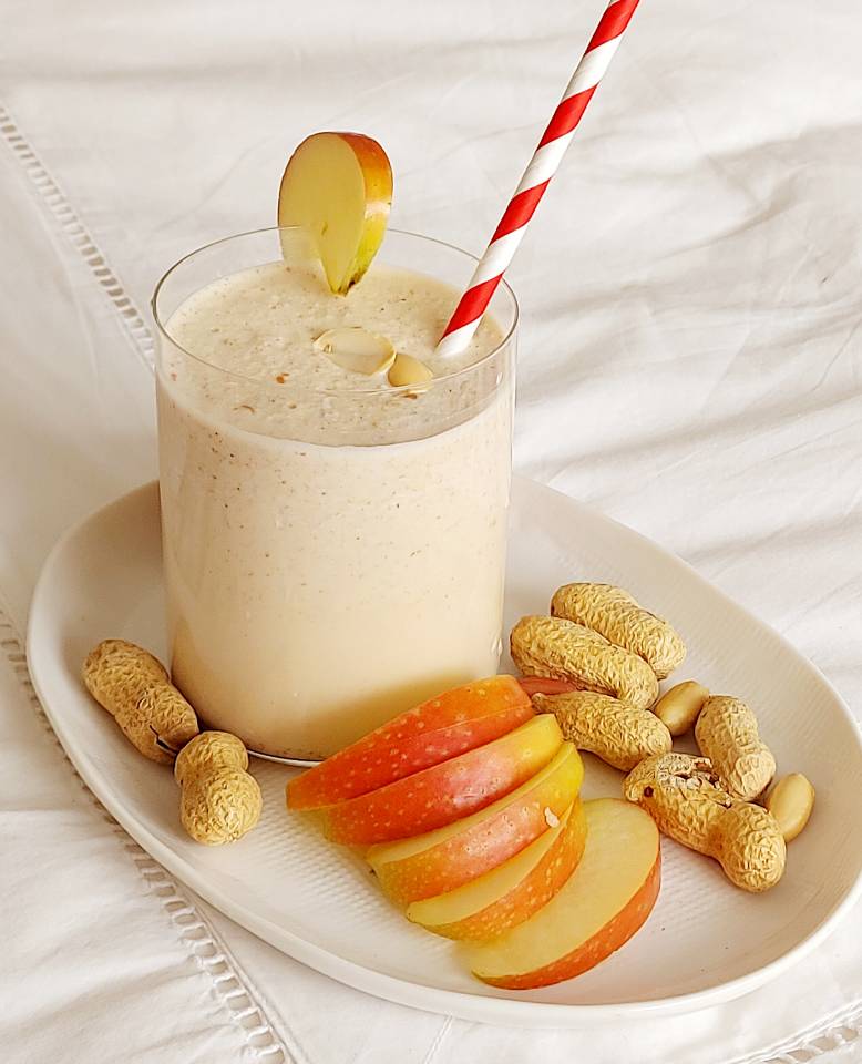 Batido vegano de avena, crema de cacahuete y manzana Batido vegano de avena, crema de cacahuete y manzana