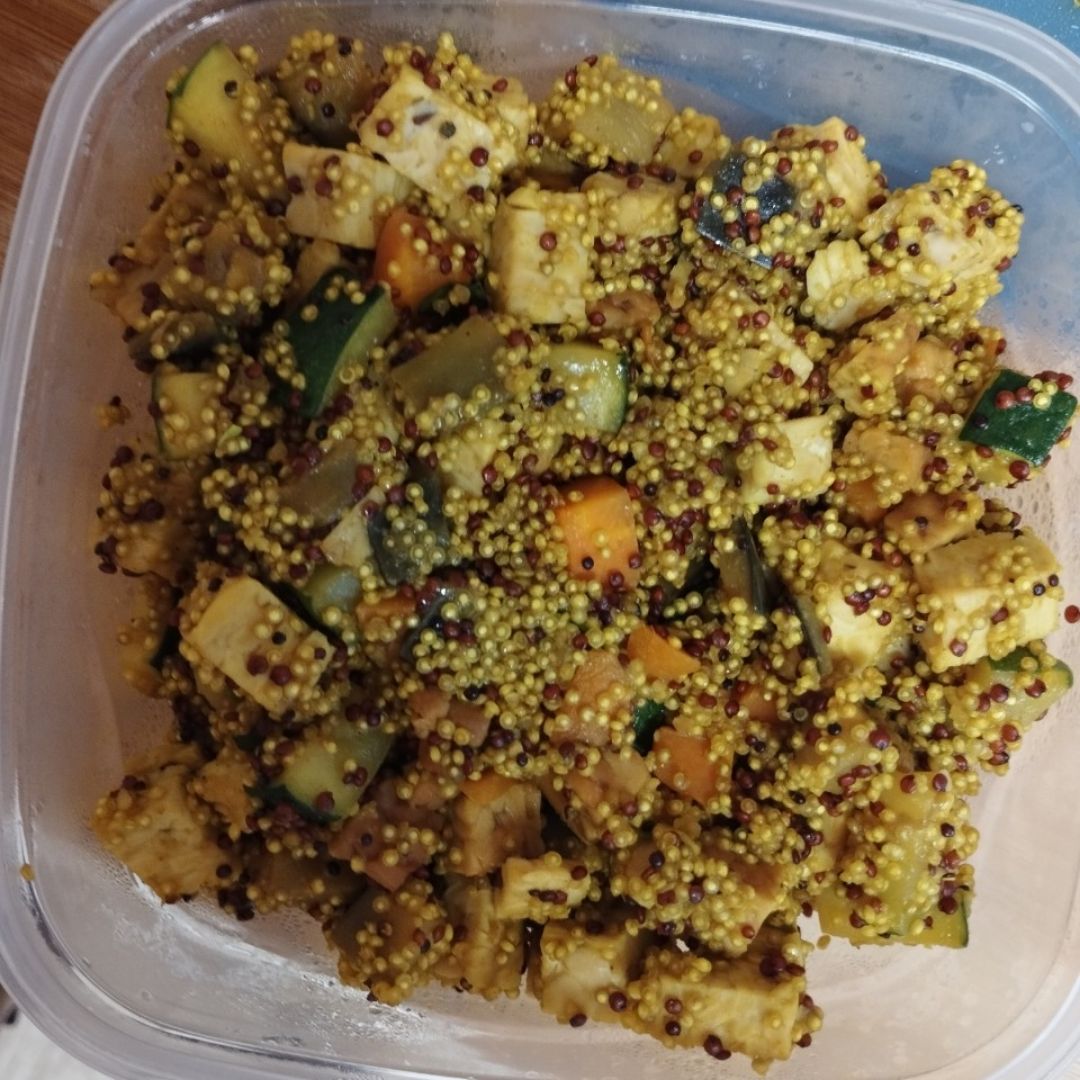 Quinoa con salteado de verduras y tempeh
