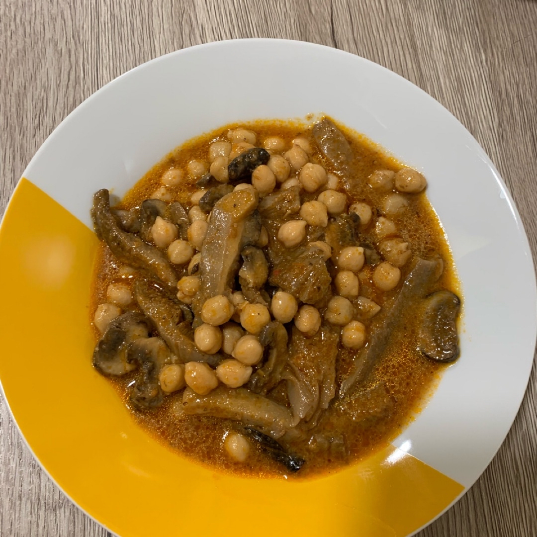 Guiso de garbanzos con champiñones y setas Guiso de garbanzos con champiñones y setas