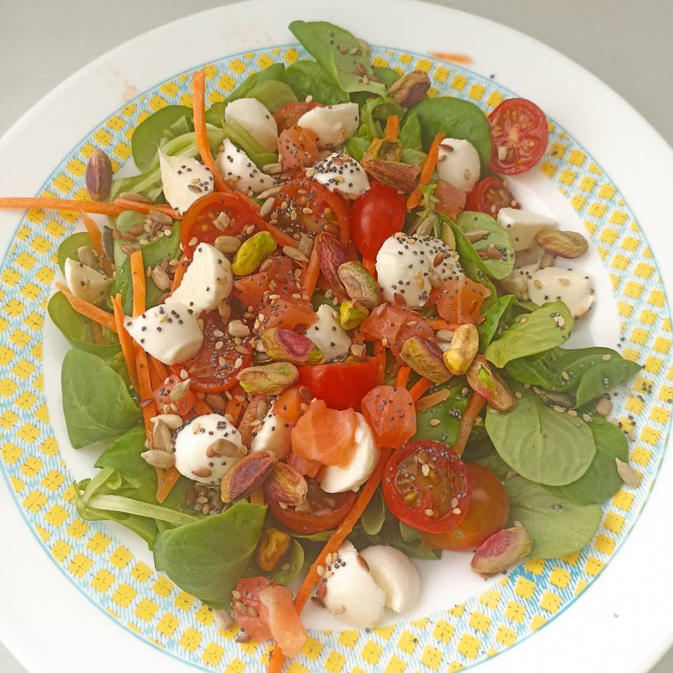 Ensalada de canónigos, mozarella y salmón 