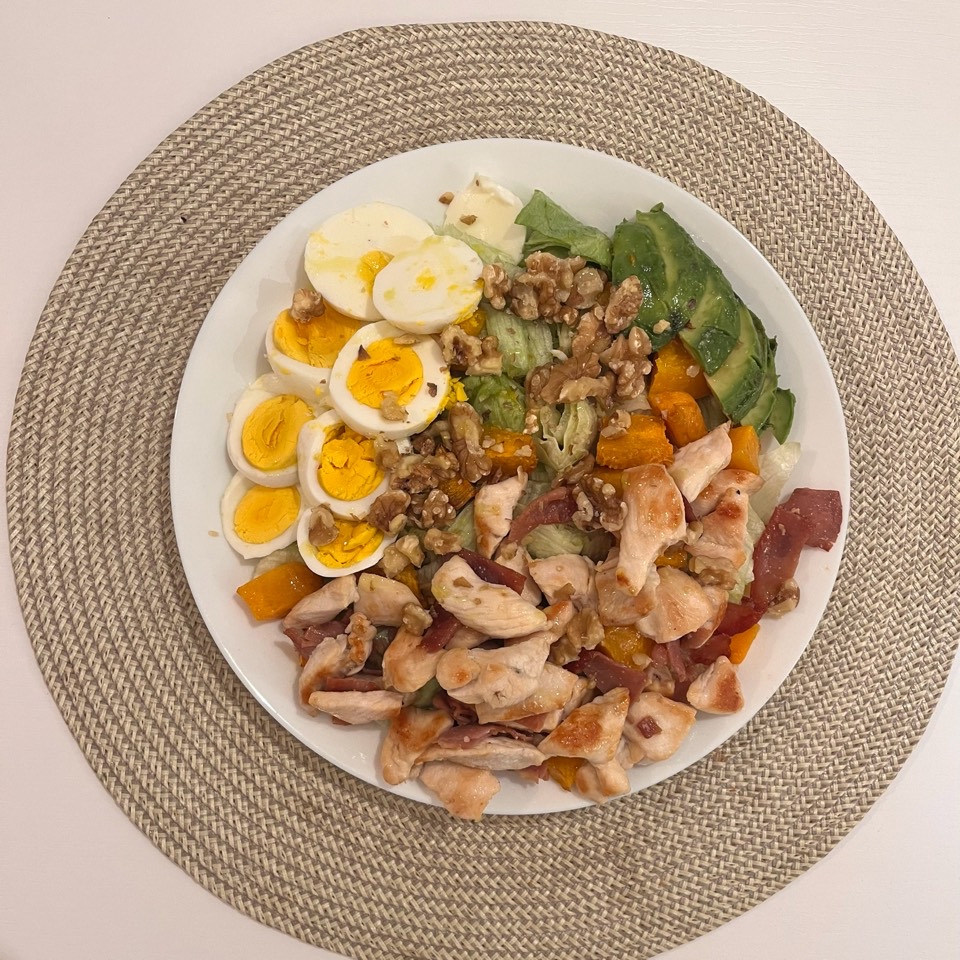 Ensalada con calabaza, pollo, jamón y nueces Ensalada con calabaza, pollo, jamón y nueces