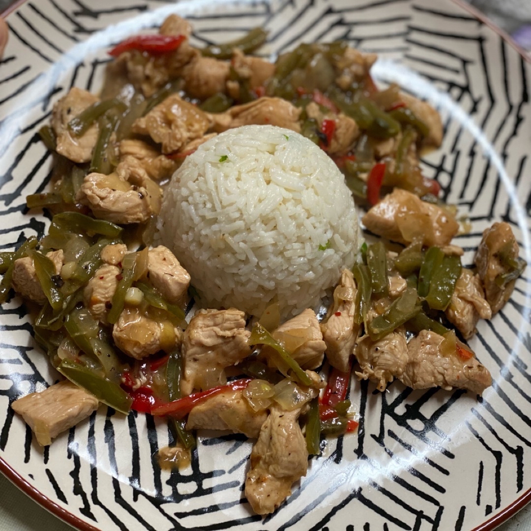 Pavo 🦃 y pimientos 🫑 con su arroz 🍚 Pavo 🦃 y pimientos 🫑 con su arroz 🍚