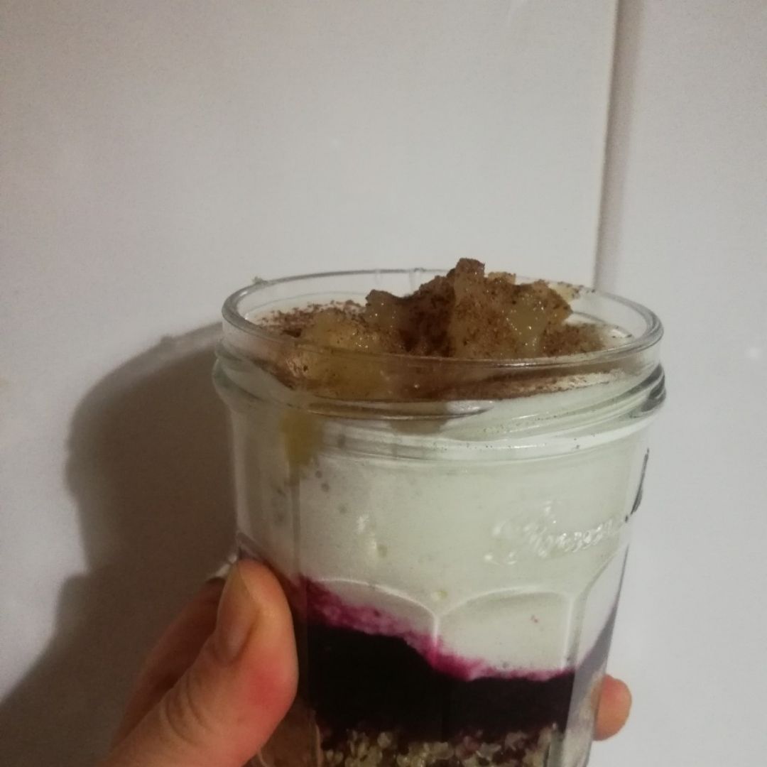 Vasito de quinoa dulce con yogur, mermelada y compota de pera y manzana Vasito de quinoa dulce con yogur, mermelada y compota de pera y manzana