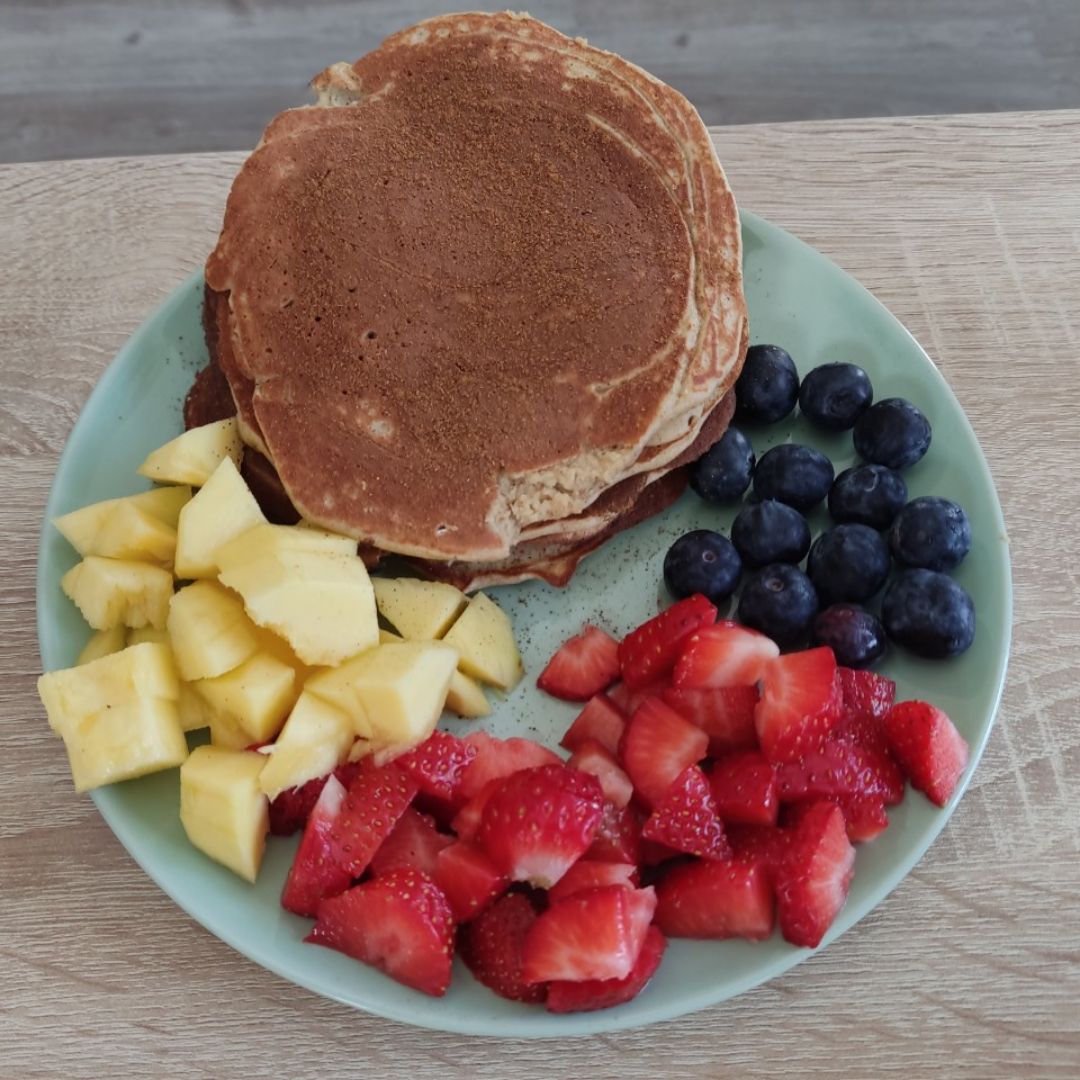 Tortitas de plátano y pera con topping Tortitas de plátano y pera con topping
