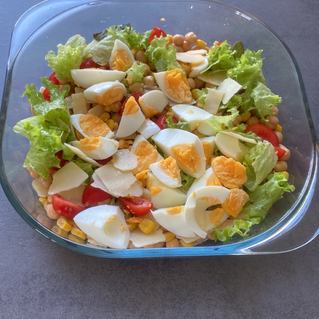 Ensalada de garbanzos con huevo, queso, tomates y maíz. Ensalada de garbanzos con huevo, queso, tomates y maíz.