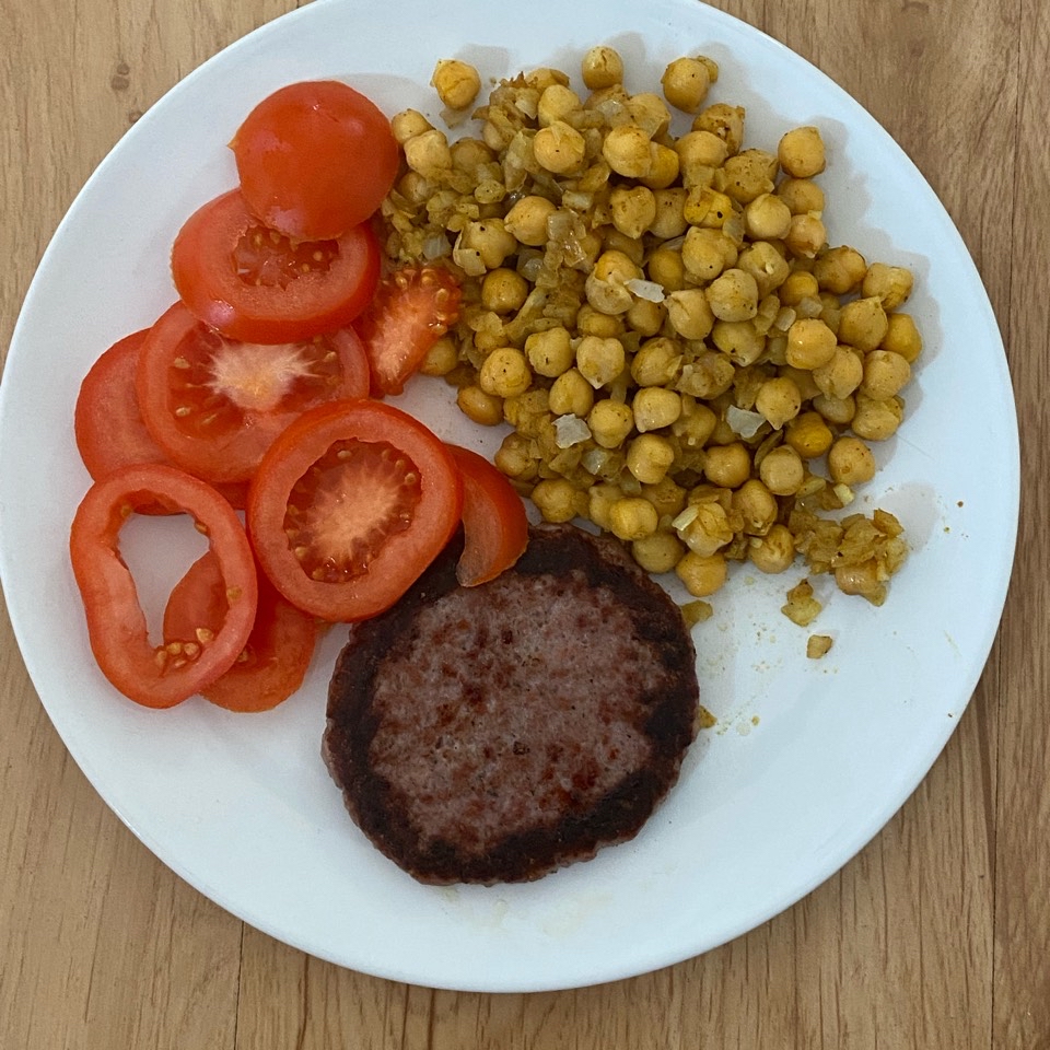 Hamburguesa con garbanzos y tomate