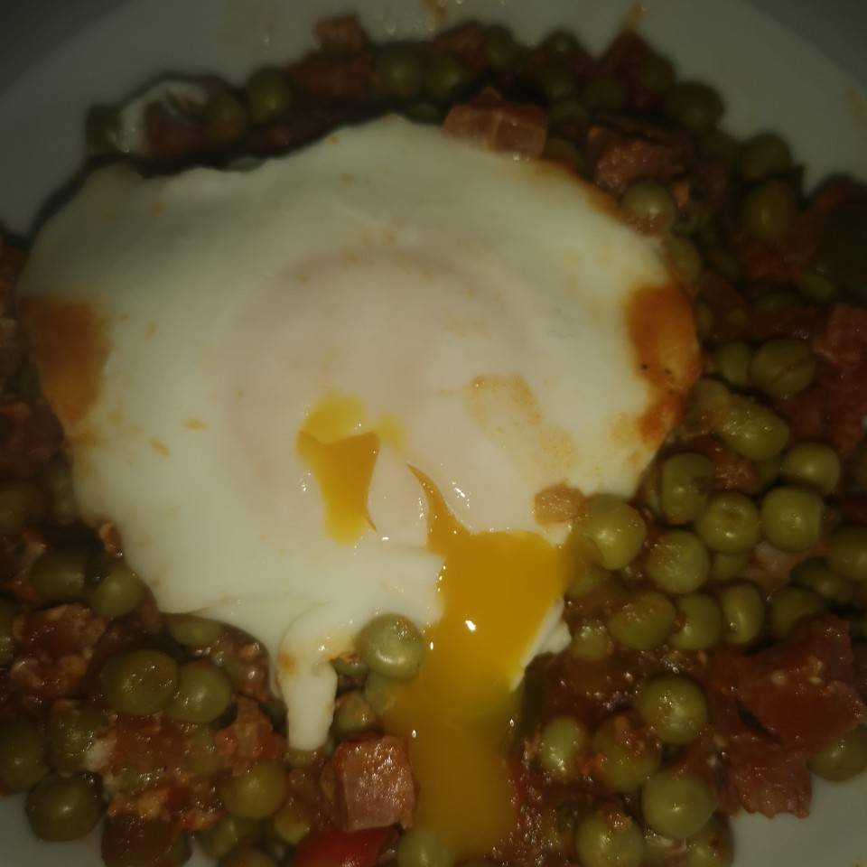 Guisantes con jamón y huevo Guisantes con jamón y huevo