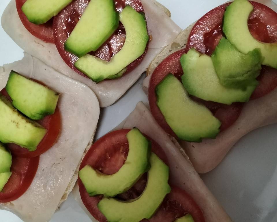 Tosta con aceite, pavo, tomate y aguacate Tosta con aceite, pavo, tomate y aguacate