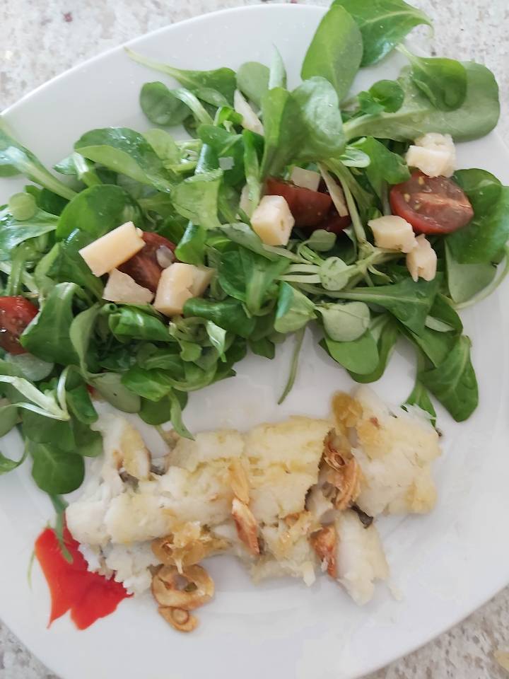 Bacalao rápido y con ensalada de canónigos y queso curado
