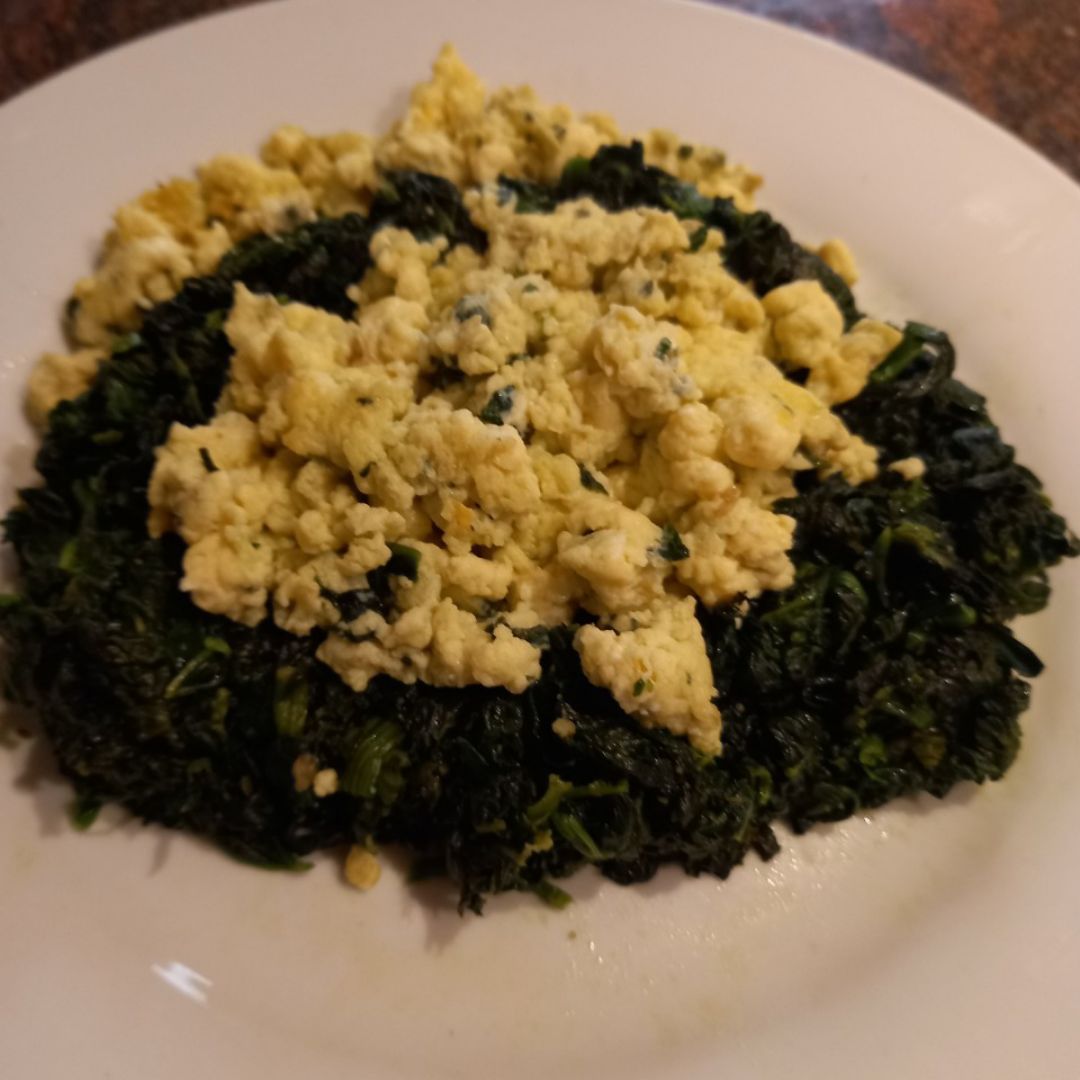 Espinacas al ajillo con huevos revueltos Espinacas al ajillo con huevos revueltos