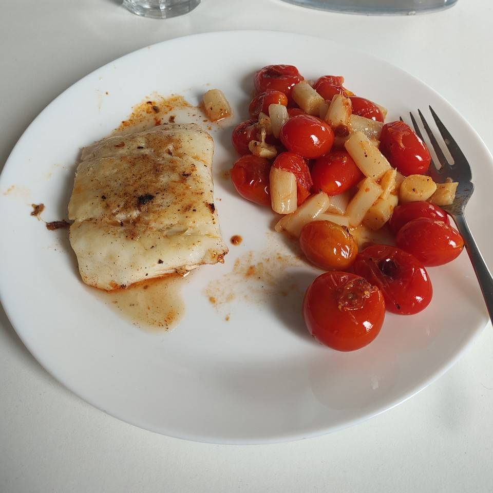 Lomo de bacalao con guarnición de cherrys y espárragos blancos Lomo de bacalao con guarnición de cherrys y espárragos blancos