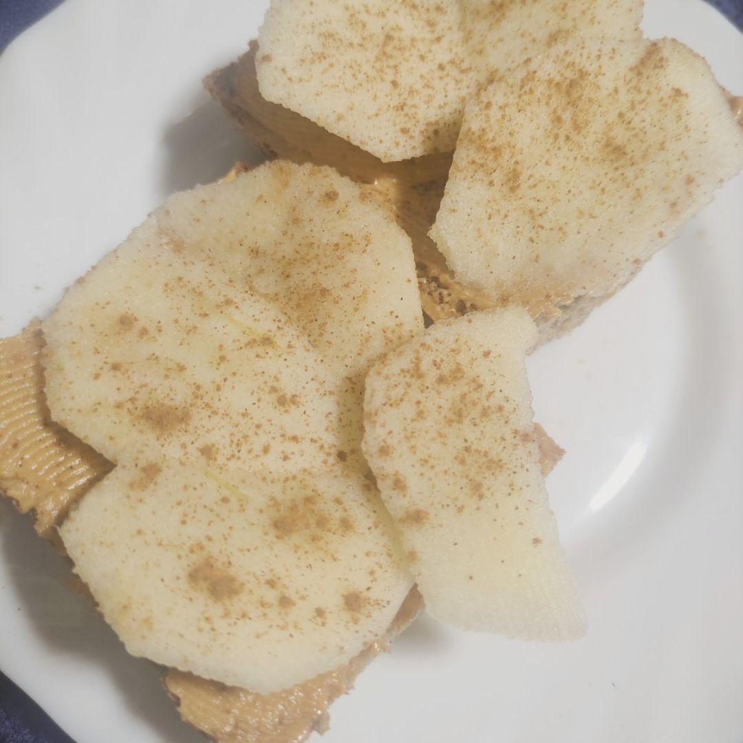 Tostada de crema de cacahuete y manzana