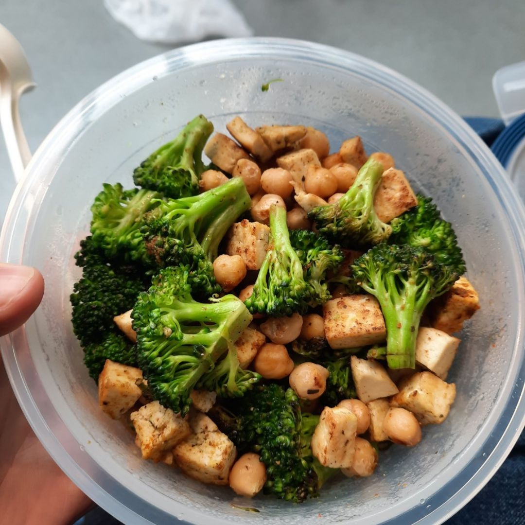 Tofu con brocoli y garbanzos