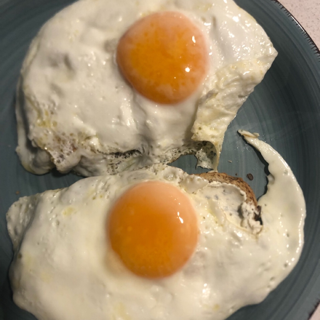 Tostadas con huevos a la plancha y queso