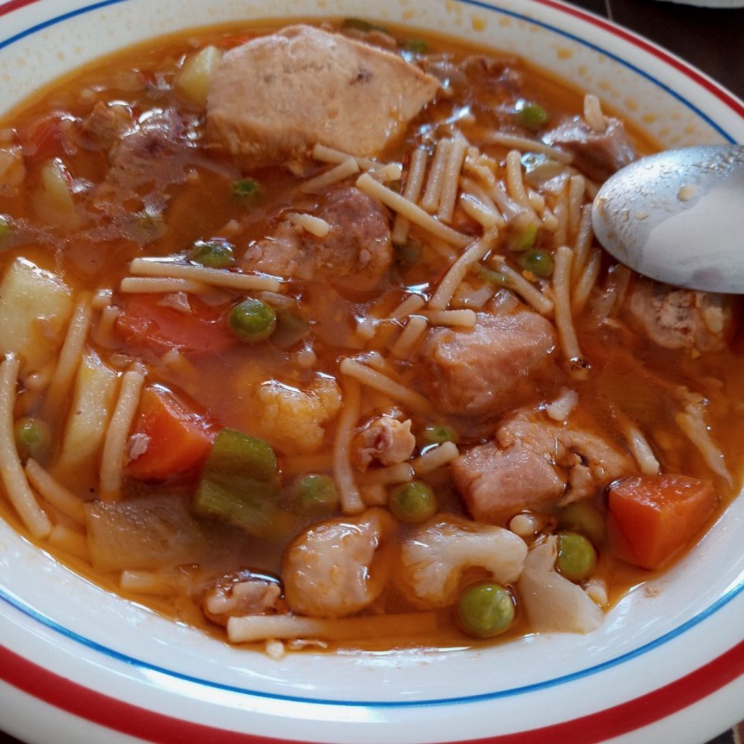 Guiso de pollo con fideos Guiso de pollo con fideos
