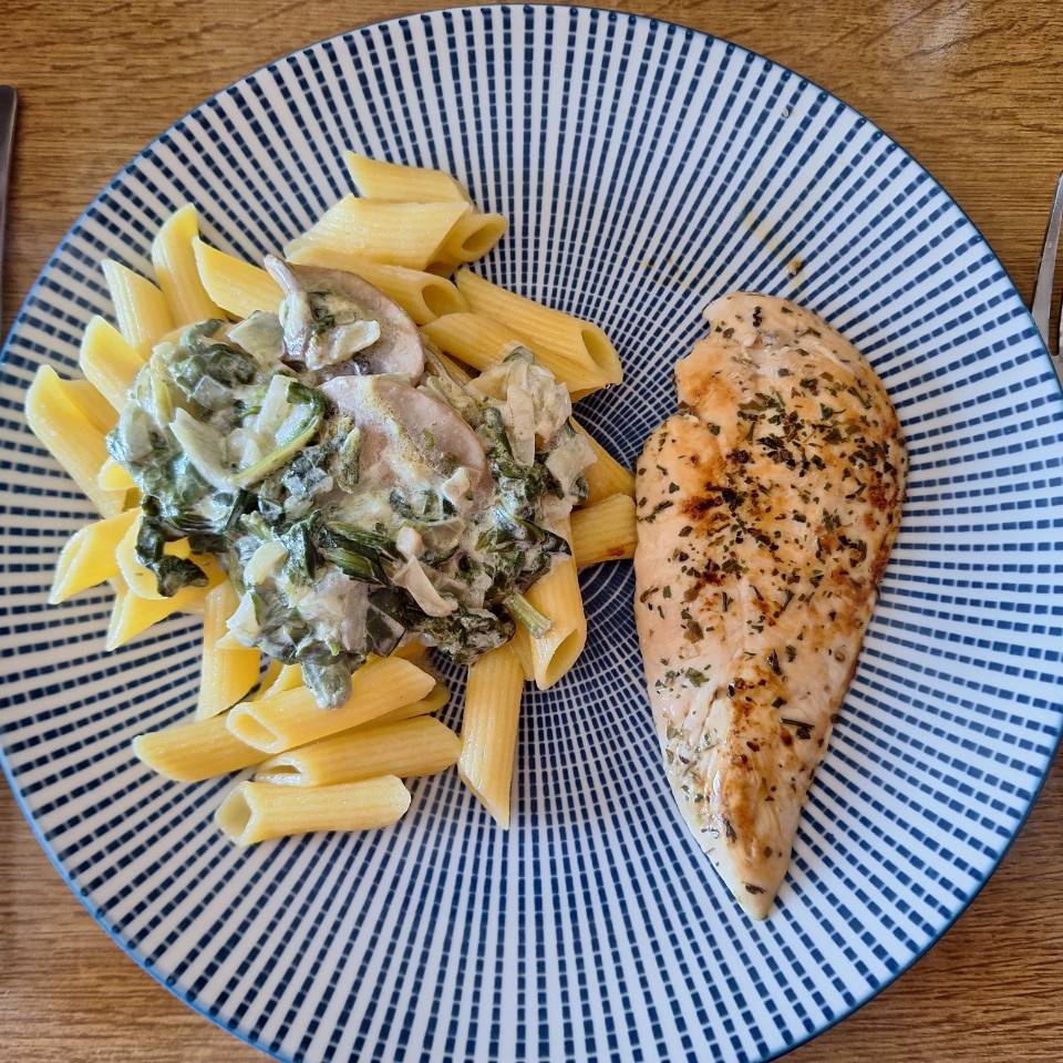 Macarrones con salsa de espinacas y champiñones y pechuga a la plancha