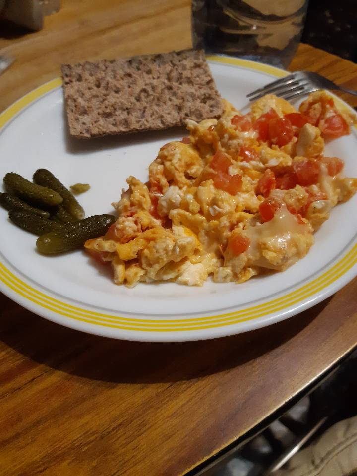 Huevos revueltos con tomate, pepinillos y tostaditas