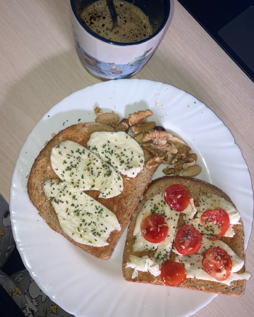 Tostadas de mozzarella y tomates cherry 