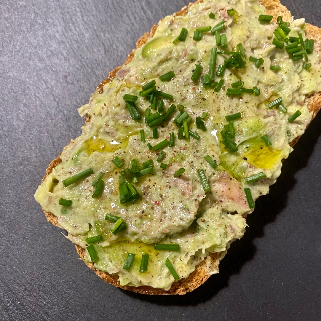 Tosta de aguacate y caballa Tosta de aguacate y caballa